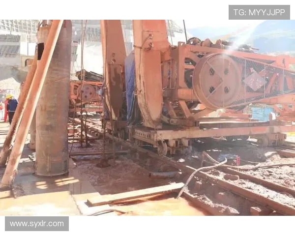 挖掘机水库大坝加固防渗墙施工